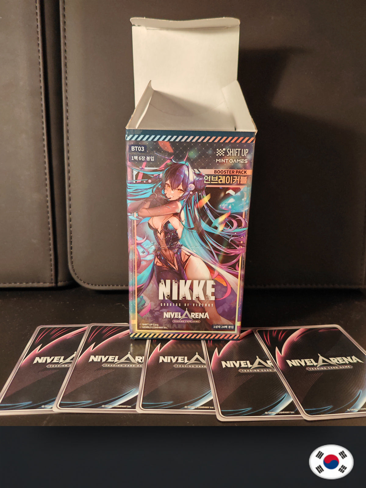 1x Boite VIDE Nivel Arena BT03 NIKKE Coréen + 10x Cartes Nivel Arena Aléatoires