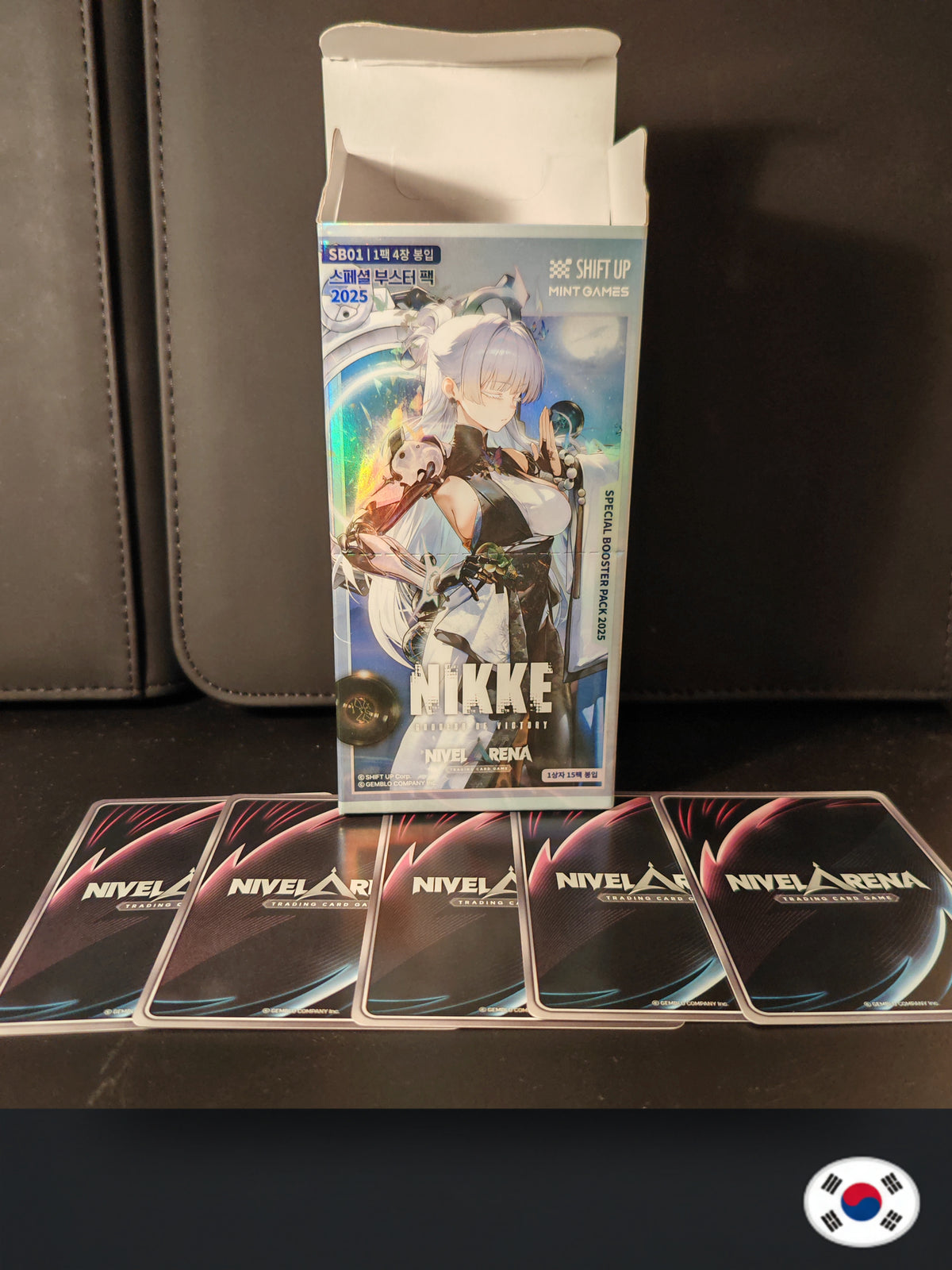 1x Boite VIDE Nivel Arena SB01 NIKKE Coréen + 10x Cartes Nivel Arena Aléatoires